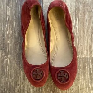 Tory Burch Suede Allie Ballet Flat size 9.5 in Maroon.